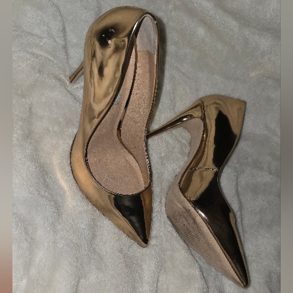 Steve Madden Women's Gold Pumps - Picture 7 of 16